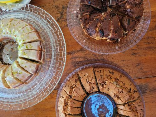 quatro tartes sentadas numa mesa de madeira em Pousada Estrela do Mar em Maresias