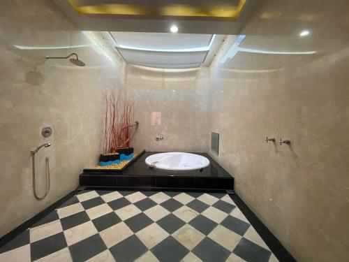 a bathroom with a sink and a shower at 亞曼尼汽車旅館-頭份館 in Toufen