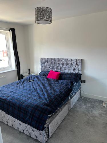 a bedroom with a bed with a blue comforter and a pink pillow at 119 in Wrockwardine