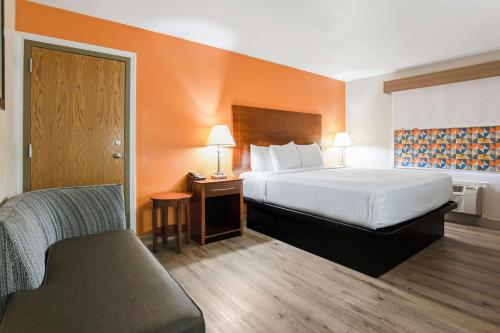 מיטה או מיטות בחדר ב-Best Western U.S. Inn