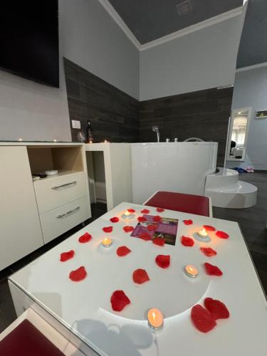 地拉那的住宿－Imperium Hotel，一间房间里一张红心的白色桌子