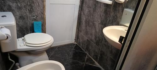 łazienka z toaletą i umywalką w obiekcie Luana w mieście Río Cuarto