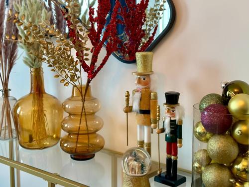 a shelf with vases and christmas decorations on it at Disneyland-PARIS Sunshine - 6pers - Terrasse - vue sur Parc - 2Parkings in Chessy