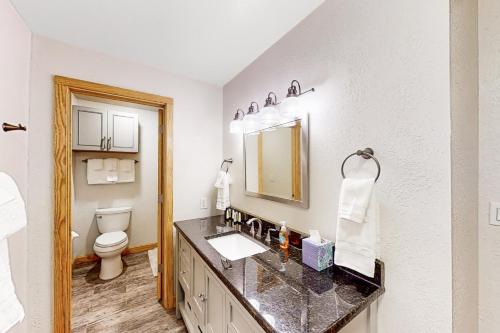 La salle de bains est pourvue d'un lavabo et de toilettes. dans l'établissement North #409, à Anchorage
