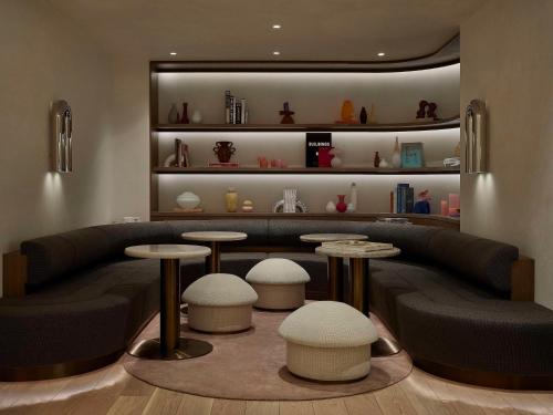 Vogue Hotel Montreal Downtown, Curio Collection by Hilton Image