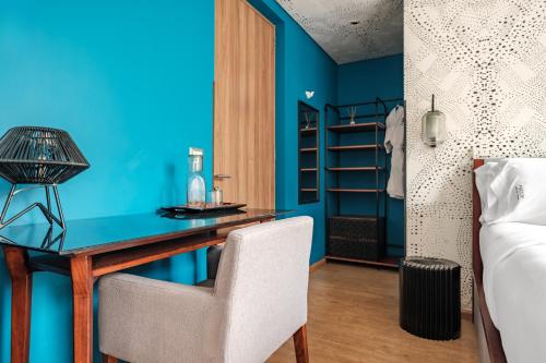 a blue room with a desk and a bed at Pug Seal Polanco Allan Poe in Mexico City