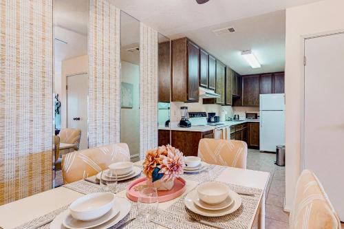 cocina y comedor con mesa y sillas en Toucan Sands, en Palm Springs