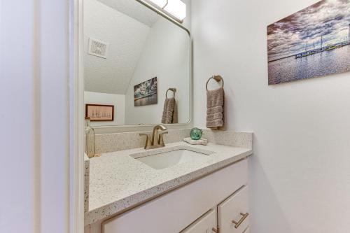 Ένα μπάνιο στο Fernandina Beach Townhome, Steps to Public Beach