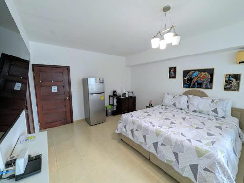 巴拿馬城的住宿－Yc l Habitacion av Balboa - GB701-B，一间卧室配有一张床和一台冰箱