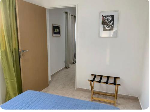 Cette chambre comprend un lit et un banc. dans l'établissement Apartamento Entero a minutos del aeropuerto, à Ezeiza
