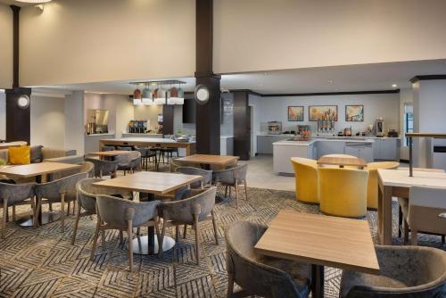 Posezení v ubytování Homewood Suites by Hilton Cathedral City Palm Springs