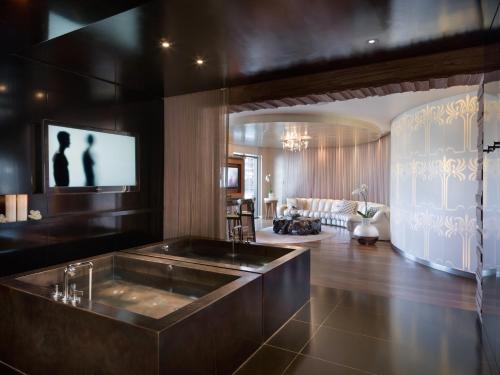 uma sala de estar com uma grande banheira no meio em The Cosmopolitan Of Las Vegas em Las Vegas