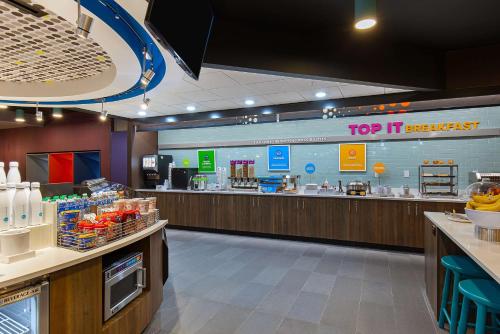 a top it breakfast counter in a fast food restaurant at Tru By Hilton Lexington University Medical Center, Ky in Lexington