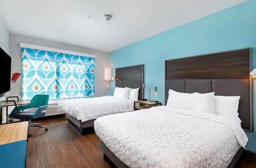 a hotel room with two beds and a desk at Tru By Hilton Lexington University Medical Center, Ky in Lexington