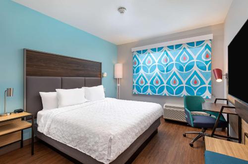 a bedroom with a bed and a desk and a chair at Tru By Hilton Lexington University Medical Center, Ky in Lexington