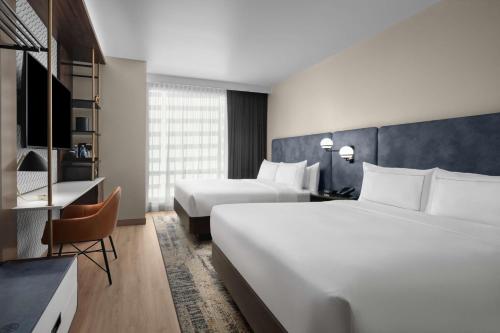 um quarto de hotel com duas camas e uma secretária em Hotel West & Main Conshohocken, Tapestry Collection Hilton em Conshohocken