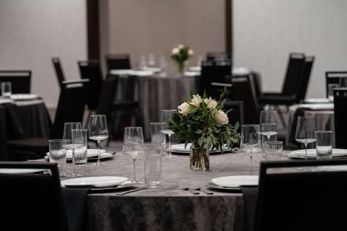 Hotel West & Main Conshohocken, Tapestry Collection Hiltonにあるレストランまたは飲食店