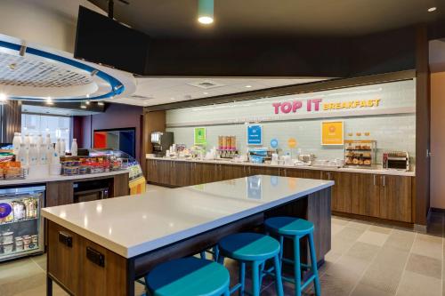 a top it breakfast counter in a fast food restaurant at Tru By Hilton Smithfield I-95 in Smithfield