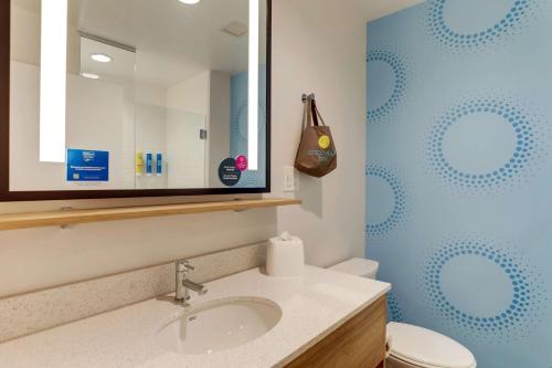 y baño con lavabo, aseo y espejo. en Tru By Hilton Smithfield I-95, en Smithfield