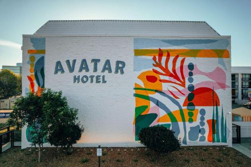 Avatar Hotel Santa Clara, Tapestry Collection by Hilton في سانتا كلارا: فندق فيه لوحة جدارية على جانب مبنى