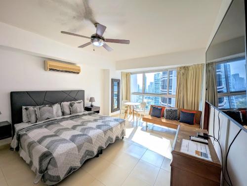 1 dormitorio con 1 cama y ventilador de techo en Yc l Habitacion av Balboa - GB2301-B en Panamá
