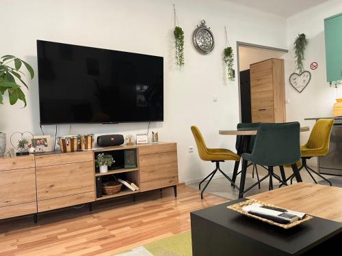 een woonkamer met een grote flatscreen-tv aan de muur bij Dioklecian Dream Apartment in Split