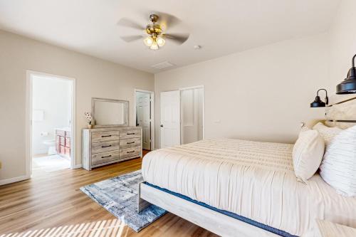 um quarto com uma cama e uma ventoinha de tecto em Lincoln Layover em Avondale