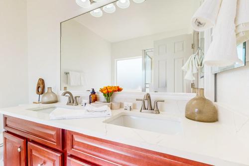 uma casa de banho branca com um lavatório e um espelho em Lincoln Layover em Avondale