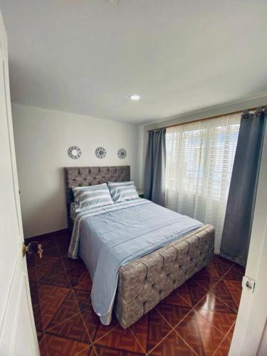 1 dormitorio con 1 cama grande y ventana grande en Apartamento acogedor en la Union, Valle del Cauca en Lemos