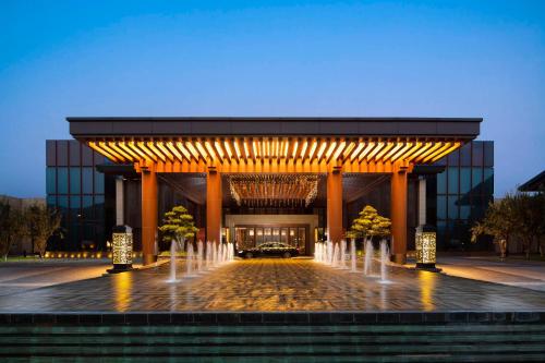 un gran edificio con una fuente frente a él en Yanqi Hotel, Managed by Kempinski, en Huairou
