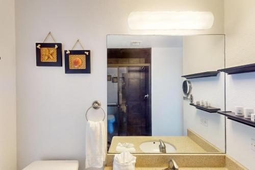 un baño con lavabo y espejo en Sunchase IV #327, en South Padre Island