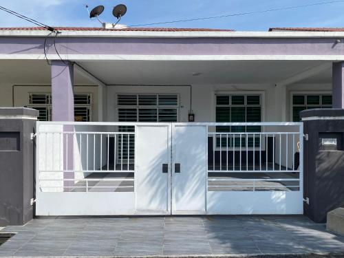 een witte poort voor een huis bij RF Home - Home with 3 bedroom in Melaka