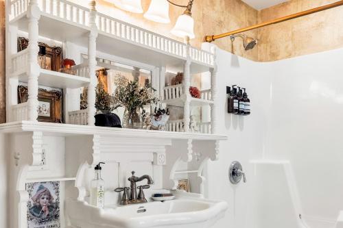 的住宿－The Farmhouse - Unit A，白色的浴室设有水槽和镜子