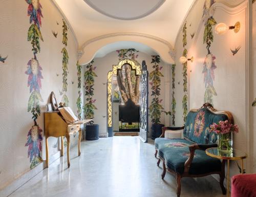 a living room with a chair and a mirror at Pug Seal Polanco Allan Poe in Mexico City