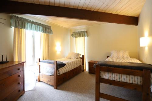 a bedroom with two beds and a window at Beechwood 3, Lincoln, New Hampshire in Lincoln