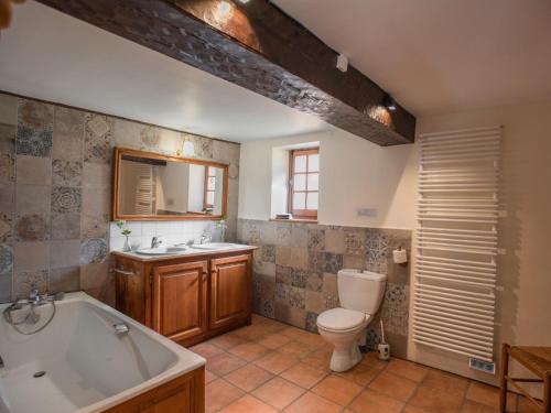 La salle de bains est pourvue d'une baignoire, de toilettes et d'un lavabo. dans l'établissement Cottage Urval, à Urval