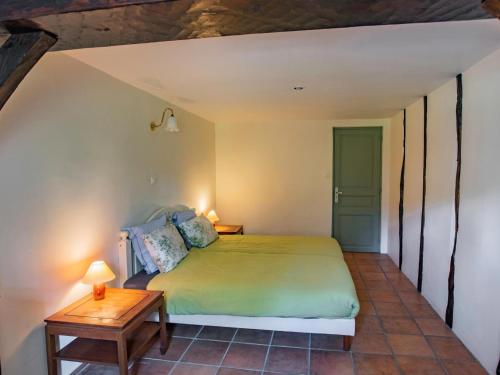 - une chambre avec un lit vert et une table dans l'établissement Cottage Urval, à Urval