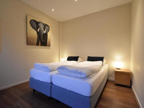 een slaapkamer met twee bedden en een foto van een olifant bij Vrijzicht in Zuidwolde