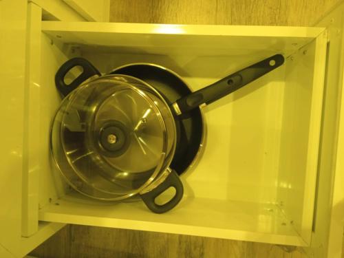 a metal frying pan in a glass cabinet at بيتي بلس للغرف الفندقية- مدخل مستقل in Riyadh Al Khabra
