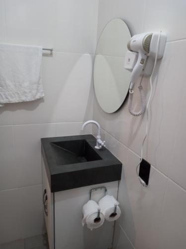 a bathroom with a sink and a mirror at casa com bela vista em itatiba in Bragança Paulista
