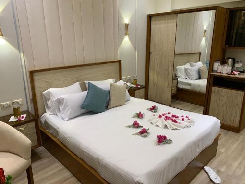 Un dormitorio con una cama con flores. en Ramage Hotel & Resort en El Cairo