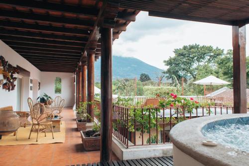 Casa Del Calvario, 3BR Villa in Antigua Guatemala في أنتيغوا غواتيمالا: فناء مع مسبح وطاولة وكراسي