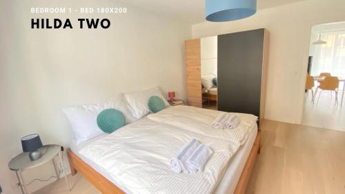 ein Schlafzimmer mit einem Bett mit zwei Handtüchern darauf in der Unterkunft H2 with 3,5 rooms, 2BR, living room and kitchen, central and quite in Zürich
