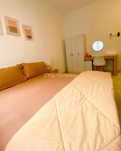 Katil atau katil-katil dalam bilik di Pool View Suites with Rooftop Pool at Youth City Nilai by D'KAY HOMES, near USIM KLIA