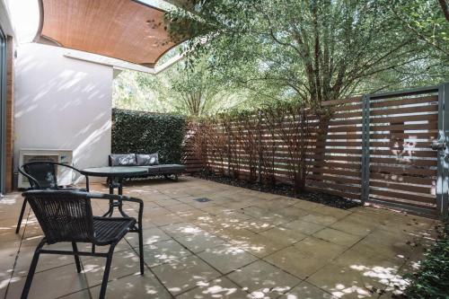 Κήπος έξω από το Comfy 1-Bed with Spacious Courtyard & Parking
