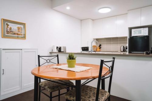 Η κουζίνα ή μικρή κουζίνα στο Comfy 1-Bed with Spacious Courtyard & Parking