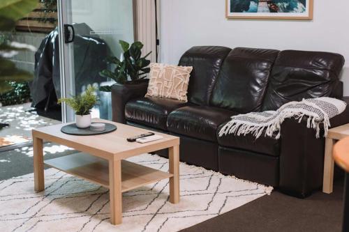 Χώρος καθιστικού στο Comfy 1-Bed with Spacious Courtyard & Parking