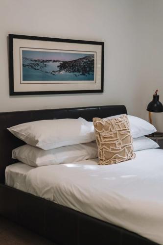Ένα ή περισσότερα κρεβάτια σε δωμάτιο στο Comfy 1-Bed with Spacious Courtyard & Parking
