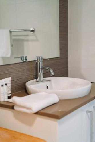 Ένα μπάνιο στο Comfy 1-Bed with Spacious Courtyard & Parking