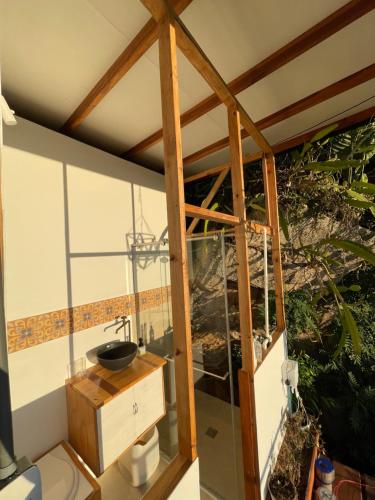 a bathroom in a house with a sink at Domo mango in Los Santos